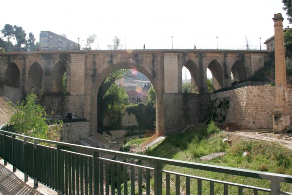Alcoy proyecta un ascensor desde el paseo de Cervantes al río dentro de la implantación de la ZBE
