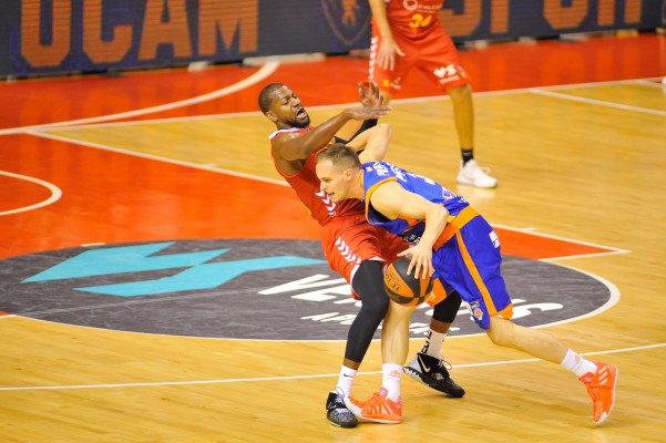 El UCAM es arrollado por un Valencia que apunta a pelear por la Liga con el Madrid y el Barça (59-84)