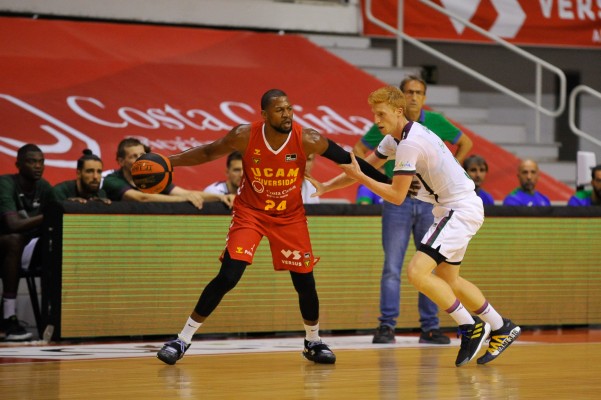 Strawberry y Frankamp lideran al UCAM, que convence en su regreso a casa ante Unicaja (88-74)