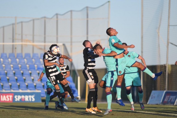 El Cartagena hace méritos y ocasiones para no perder frente al Levante, pero vuelve a caer (2-1)