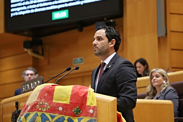 El alcalde de Paterna despliega en el Senado una Senyera con barro de Paiporta