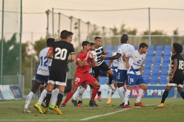 El Cartagena vuelve a caer en pretemporada ante el Tenerife con dos goles en la segunda parte (0-2)