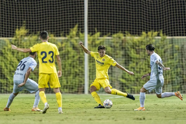 Dos goles de Maxi propician la remontada del Valencia al Villarreal en un partido 'casi' amistoso