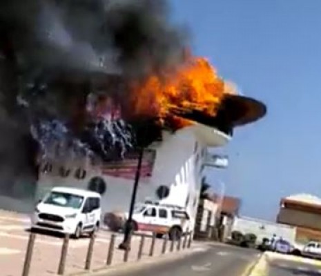 Un incendio devora el Club Náutico de Lo Pagán