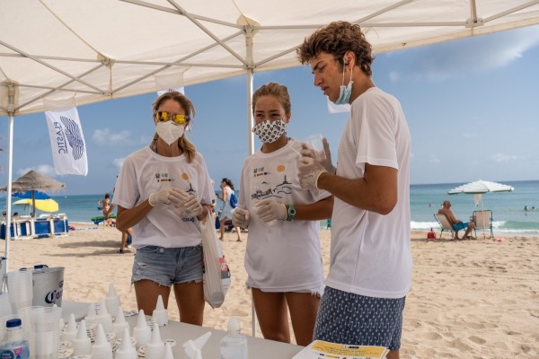 La playa no es un cenicero: ahora solo falta que los bañistas de La Manga lo entiendan