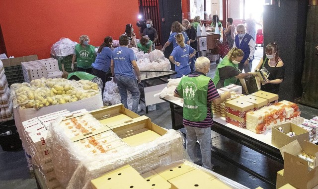 En Mestalla ya se han repartido más de 150 toneladas de comida a los que más lo necesitan
