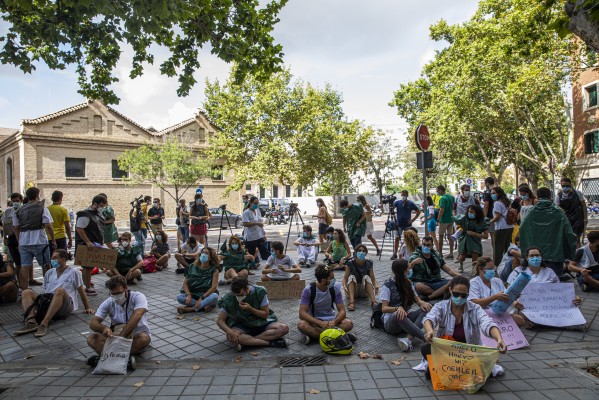 Sigue la huelga: los MIR piden la dimisión de Barceló frente a la Conselleria de Sanidad