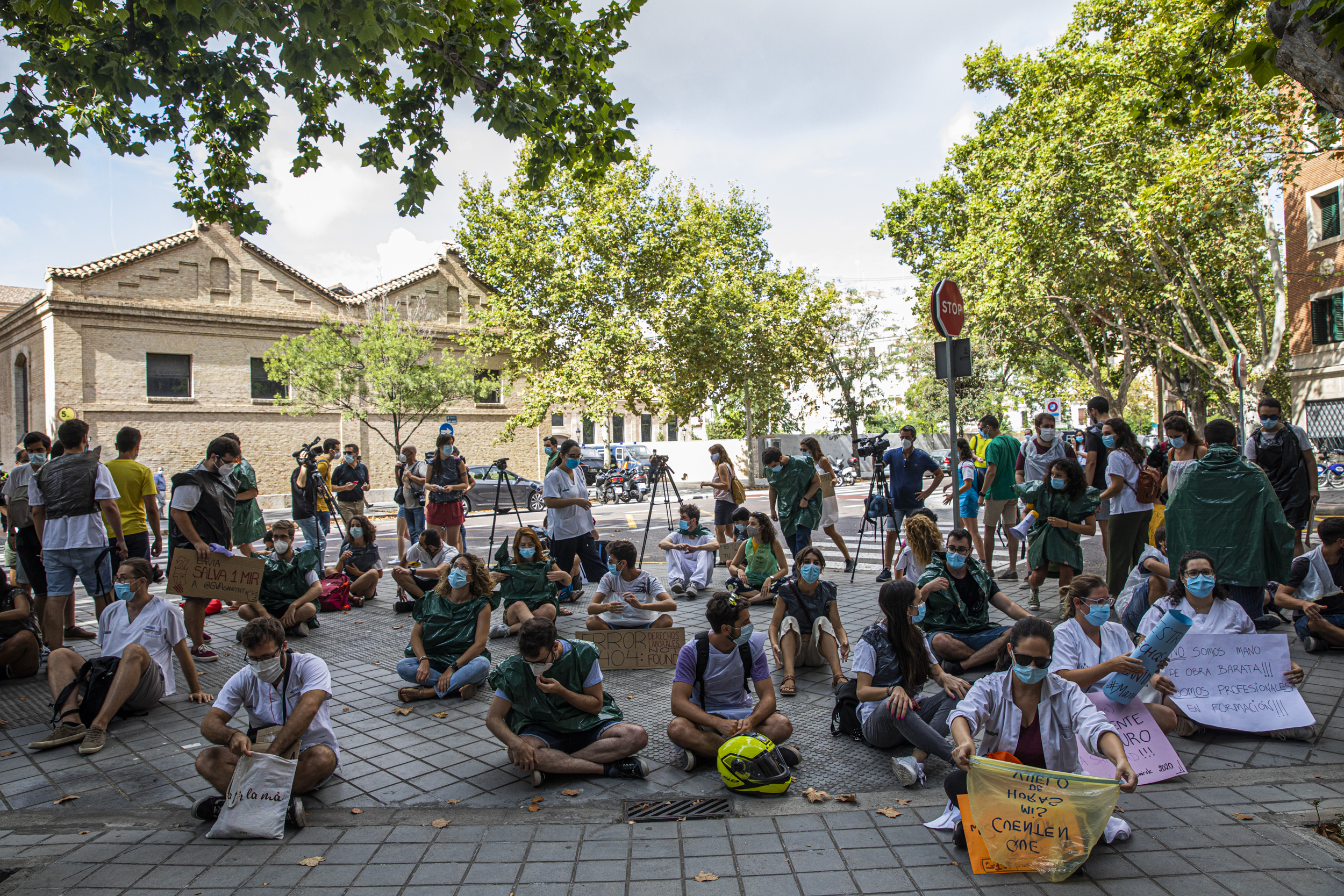 Sigue la huelga: los MIR piden la dimisión de Barceló frente a la Conselleria de Sanidad