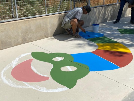Vuelve la rayuela a los patios de los colegios murcianos: juegos tradicionales con distancia de seguridad
