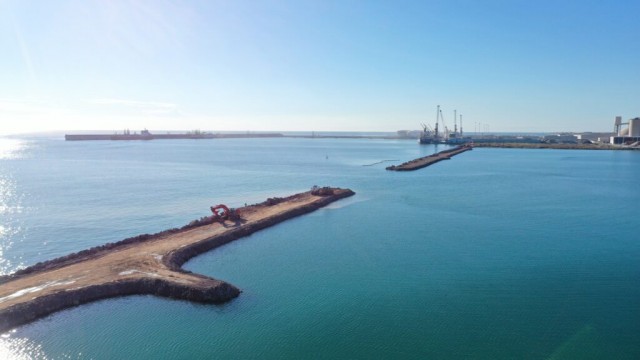 PortCastelló completa el 90% de la mota de cierre y ve más cerca la expansión de la dársena sur