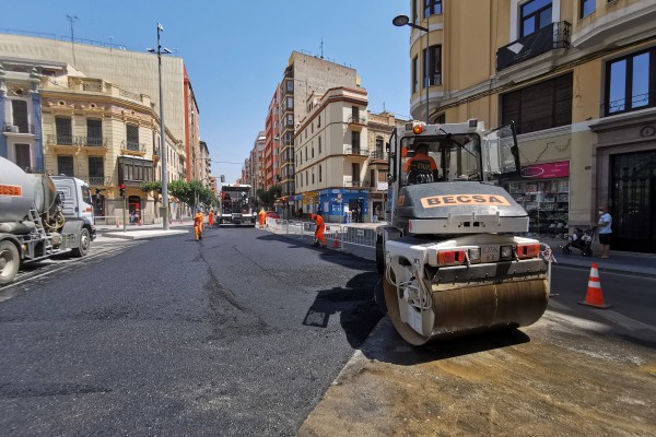 Obras Públicas reasfalta la rotonda La Farola para tener lista la parada del TRAM en septiembre 