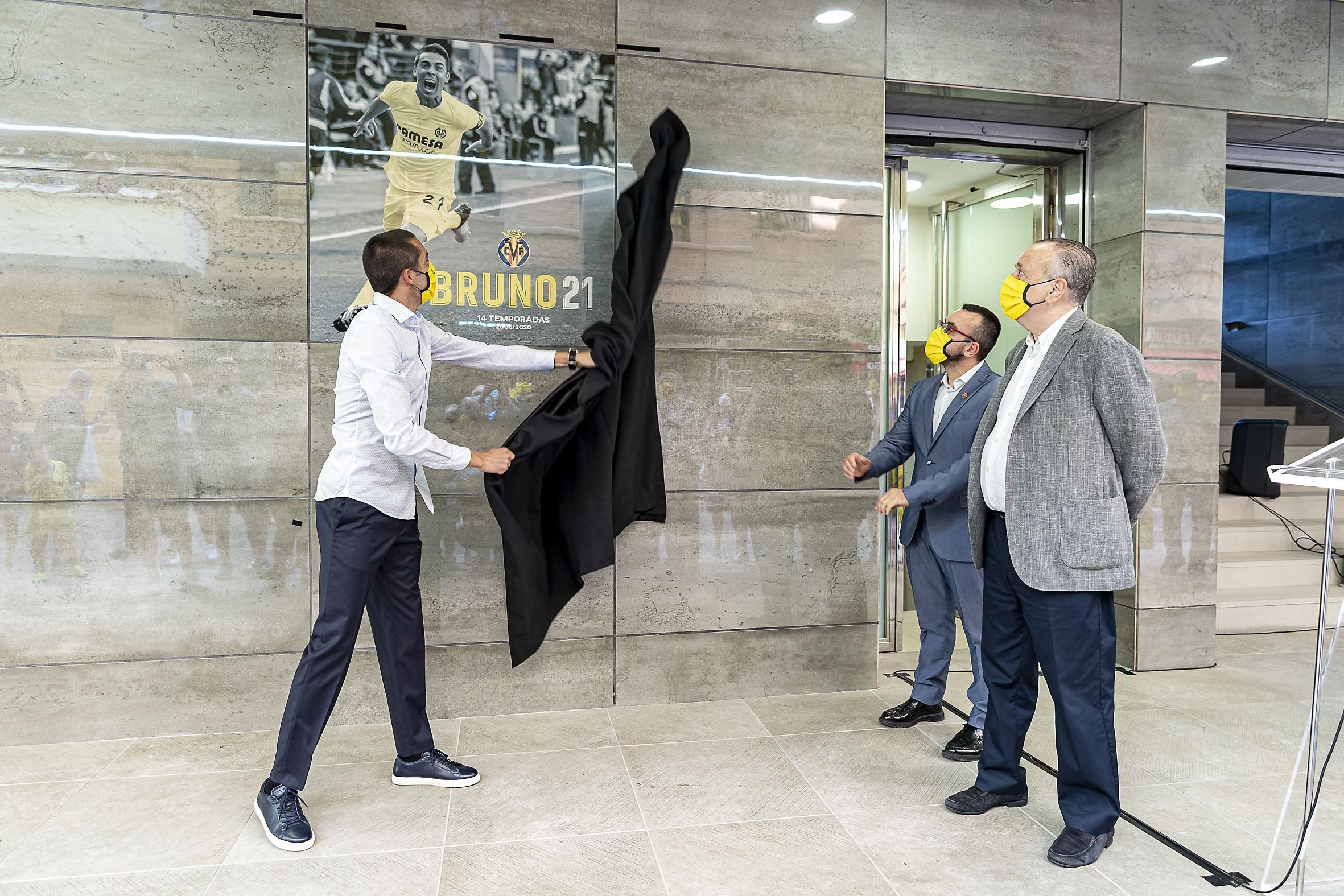 
Cazorla y Bruno ya lucen en el Passeig groc de las estrellas amarillas