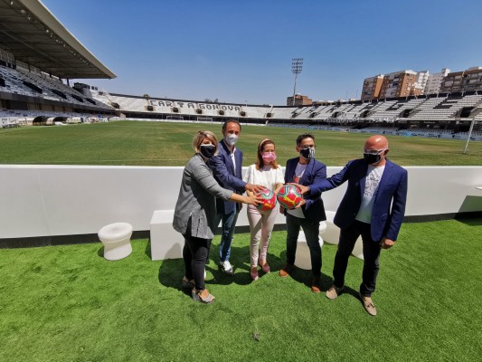 El Cartagena debe eliminar el foso y mejorar la iluminación del estadio Cartagonova
