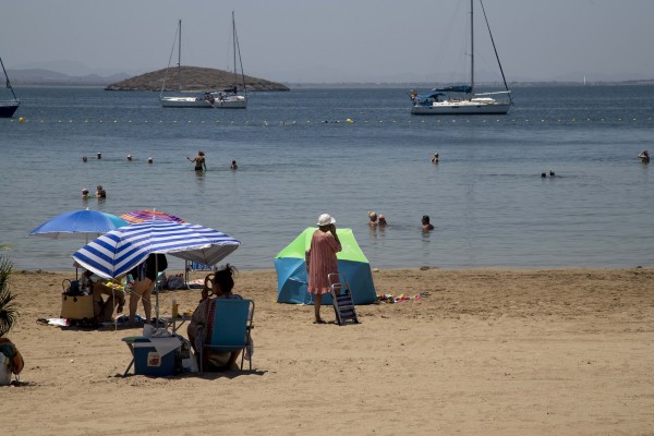 Rechazo al Mar Menor: los murcianos invaden La Manga