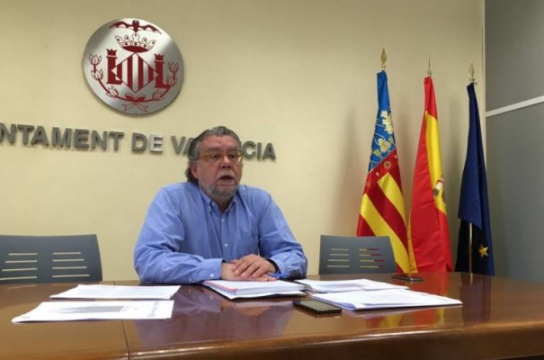 Compañeros y amigos de Ramón Vilar le despiden en el tanatorio de València
