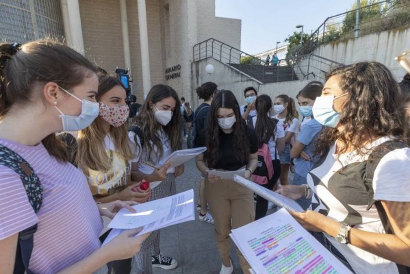 Los estudiantes murcianos buscan futuro fuera de casa
