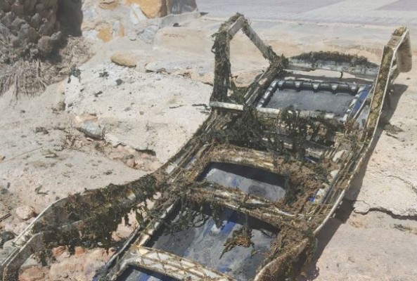Los vecinos limpian las playas de Los Alcázares y sacan del agua sombrillas, toldos y hamacas 