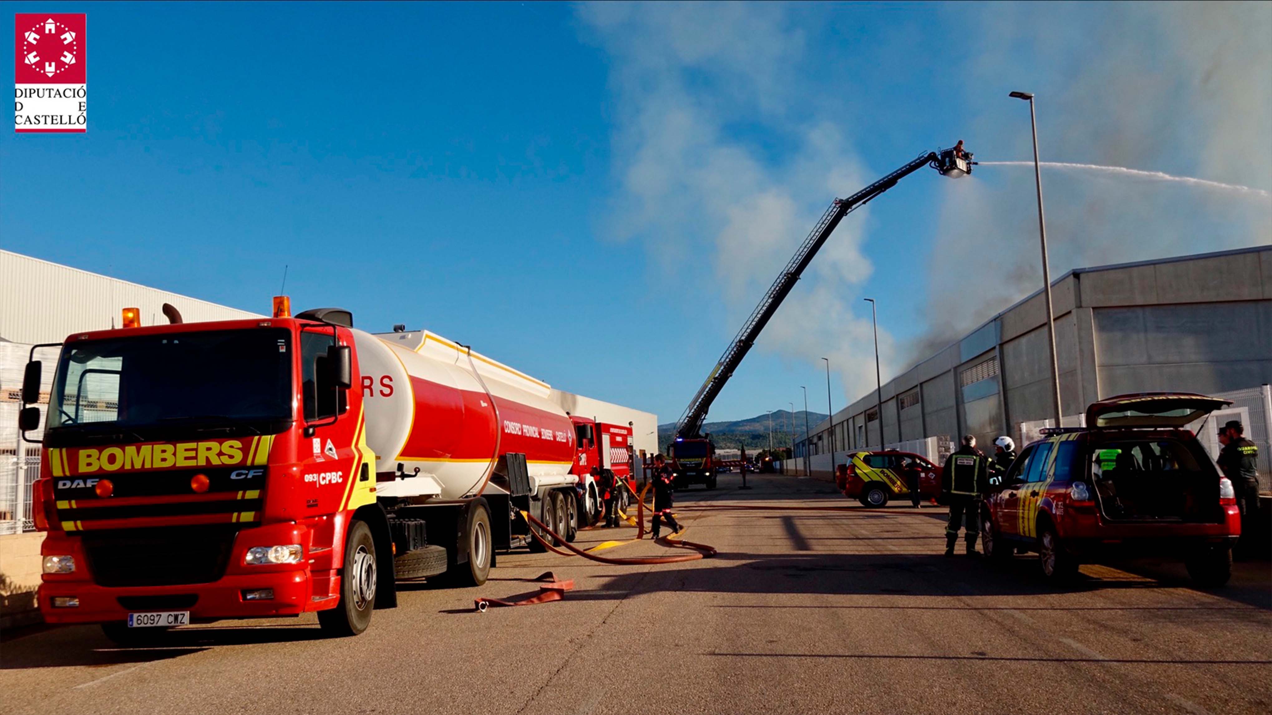 Un incendio en un almacén de madera en la Vall d'Alba arrasa con 7.000 metros cuadrados