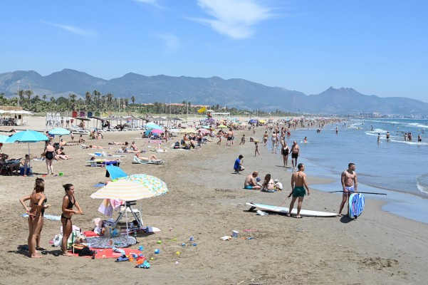 Playas animadas pero con distancia en el primer fin de semana completo del verano en Castellón