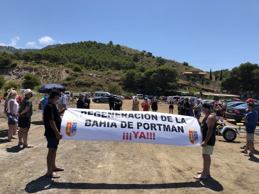 Los vecinos de Portmán se manifiestan por la regeneración de la bahía y la apertura de la playa de San Bruno
