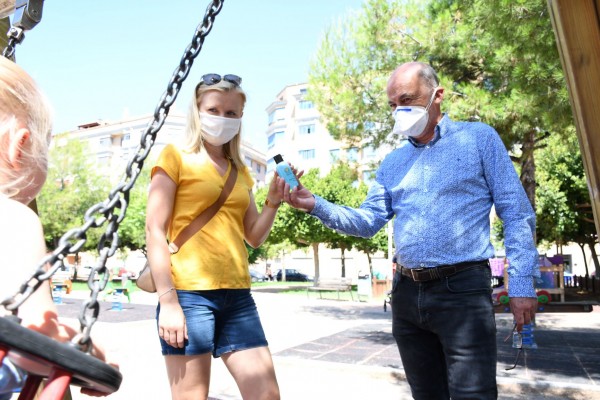 Vila-real inicia el reparto de 10.000 envases individuales de gel
hidroalcohólico en los parques