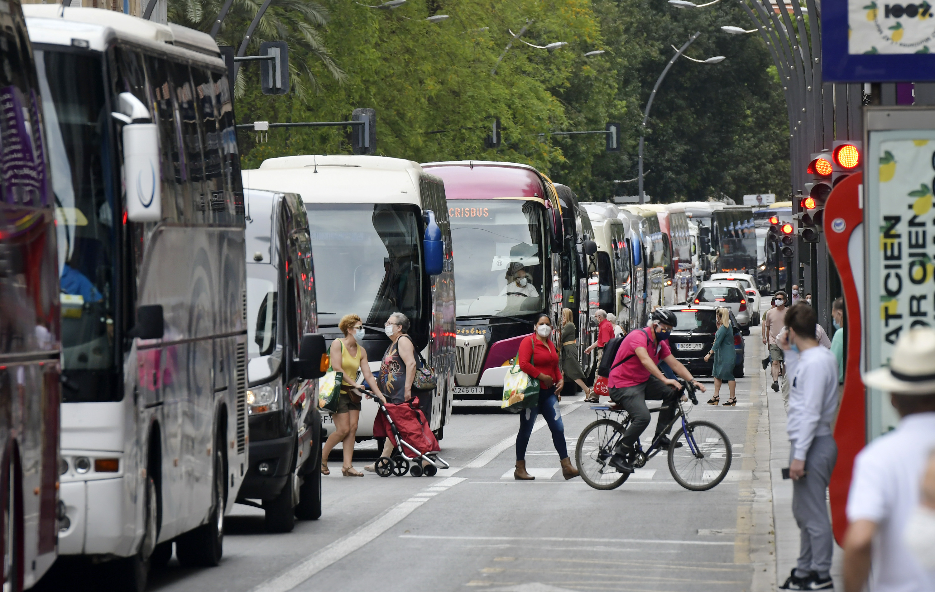 Los autobuses discrecionales se echan a la calle para exigir ayudas 