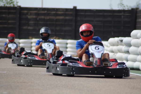 El Cartagena toma velocidad de cara al play off: Borja Jiménez se lleva a la plantilla a pilotar karts