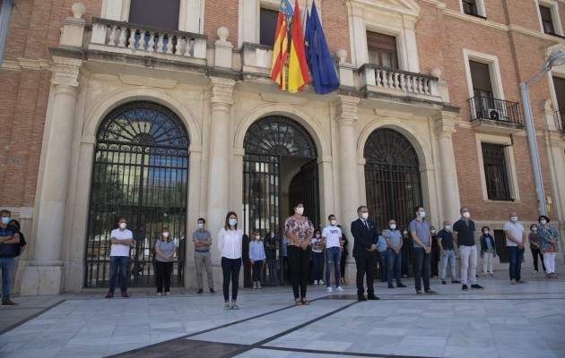 Minutos de silencio y dolor en toda la Comunitat en recuerdo a las víctimas de la pandemia