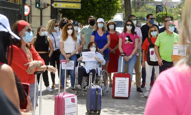 Los agentes de viaje se concentran ante la Delegación para reclamar ayudas al sector