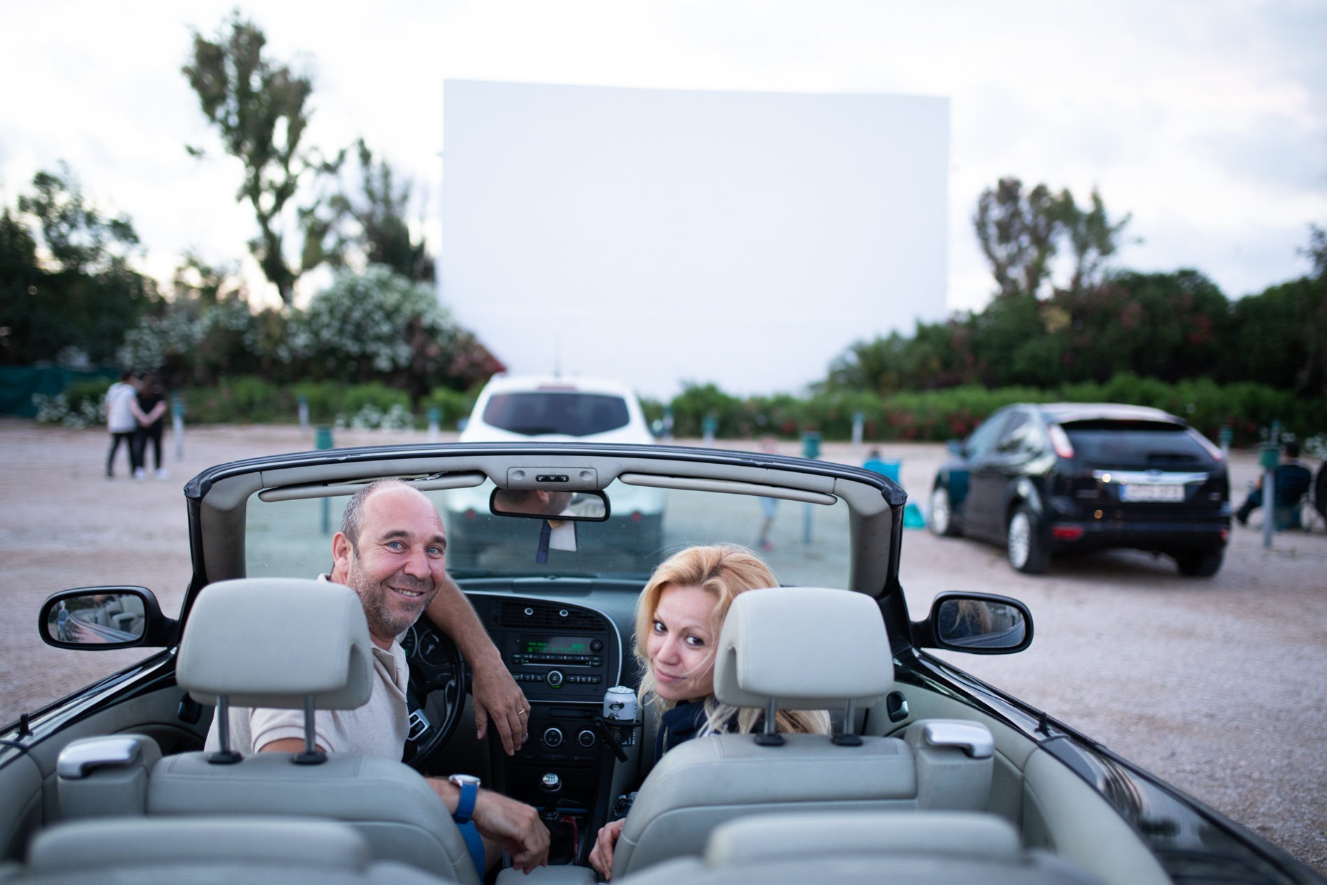 El halo de luz que emite películas se desconfina: las sillas playeras y los achuchones vuelven al autocine