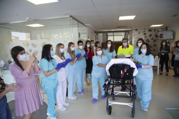 Abrazos y alegría con el alta de la última paciente de covid-19 en el Centro Médico Virgen de la Caridad