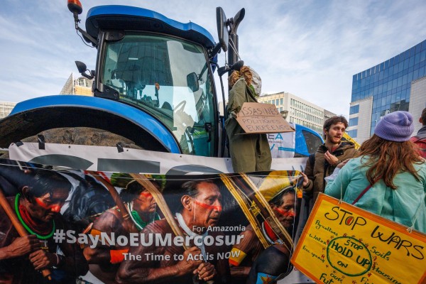 Un centenar de agricultores protestan en Bruselas contra el acuerdo entre la UE y Mercosur
