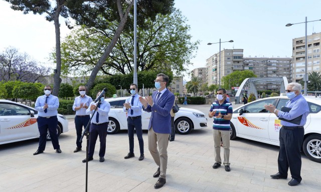 Los taxistas de Murcia recogerán a domicilio los productos que se donen al Banco de alimentos