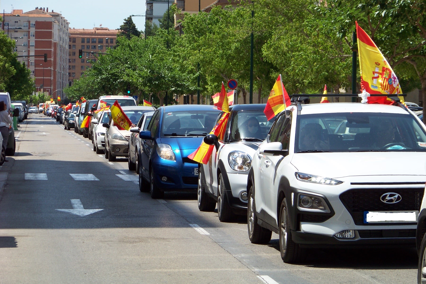 Vox reúne cientos de coches contra el Gobierno y las BAF se citan frente al fascismo en Castelló