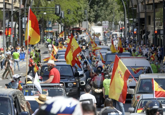 La manifestación de Vox congrega a cientos de murcianos en coche con banderas de España