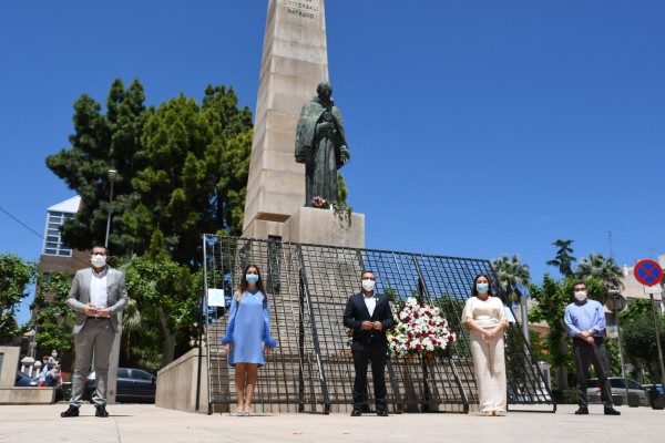 Ofrenda de flores con mascarillas y distancia de seguridad en honor a Sant Pasqual