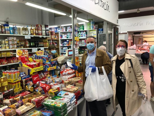 El Club Rotary de La Vall reparte mascarillas tipo FFP2 entre los comercios del Mercado Municipal