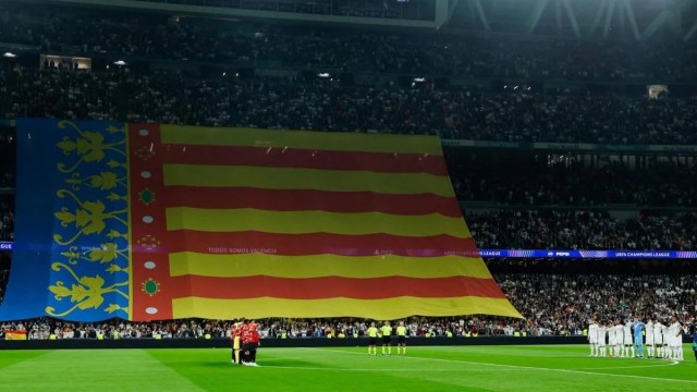 El Levante estudiará cómo usar la bandera de la senyera donada por el Real Madrid
