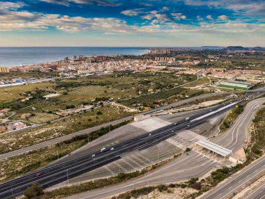 El Gobierno exhibe el antes y el después de los peajes de la AP-7 de la provincia de Alicante 