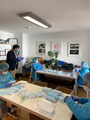APSA ensobra las mascarillas quirúrgicas que el ayuntamiento distribuye a todas las casas de Alicante