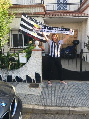 Los peñistas del Cartagena engalanan sus balcones y sus coches a dos meses del play off de ascenso