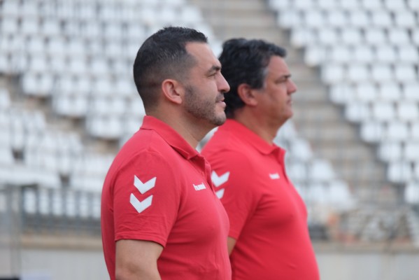 El Real Murcia anuncia a la vez que renueva al entrenador Adrián y al director deportivo Algar