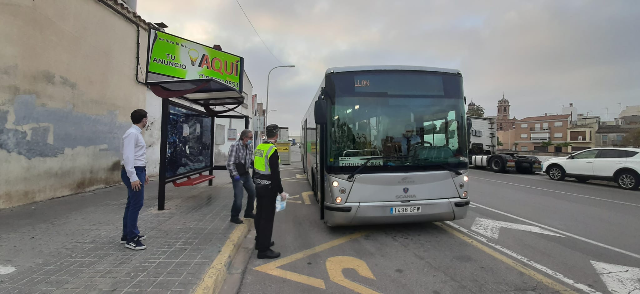 La Policía Local de Burriana emprende un nuevo reparto de
mascarillas en el transporte público