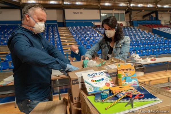 Entregan medio millar de lotes con material de dibujo y escolar a menores en riesgo de Cartagena