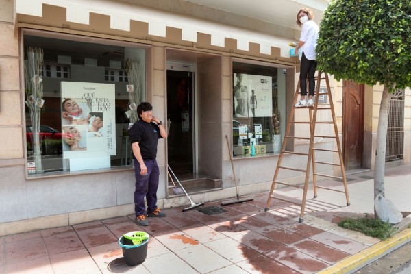 Vila-real inicia la 'desescalada' con el reparto de 3.000 mascarillas entre los comerciantes