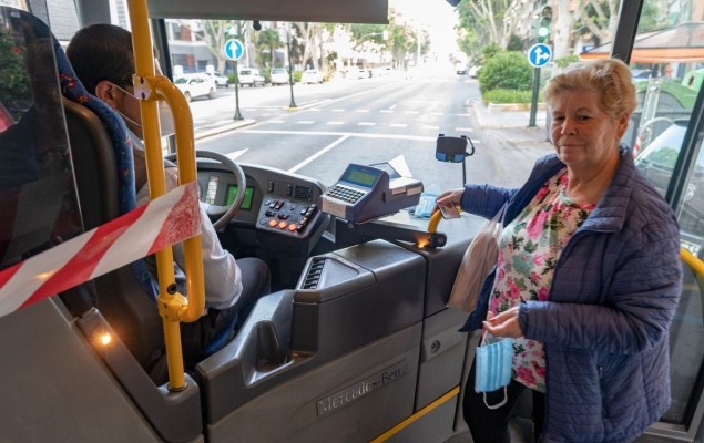 El transporte público se pone la mascarilla: asientos intercalados y sin contacto con el conductor