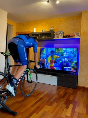 Valverde-Team: Cien ciclistas pedaleando hasta 4 horas al día en casa sin saber si pisarán la carretera