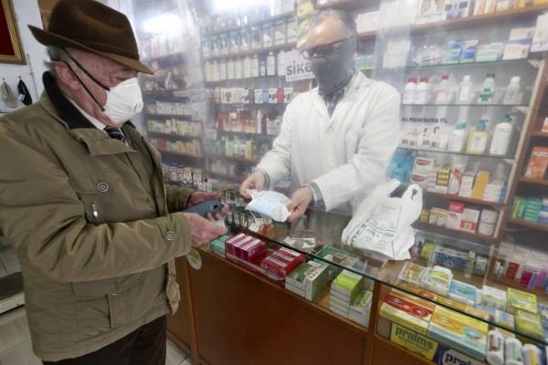 Las farmacias de Castellón comienzan a dispensar las mascarillas gratuitas de la Generalitat