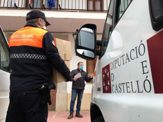 La Diputación reparte 22.000 mascarillas, 56.400 guantes, 743 buzos y 598 litros de gel en la provincia
