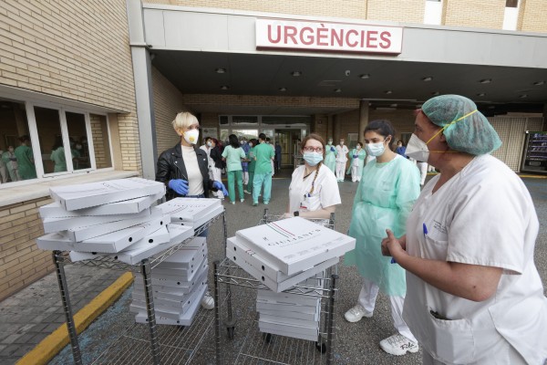 El reparto solidario de Giuliani's llega a las 2.000 pizzas y recibe el reconocimiento de los sanitarios